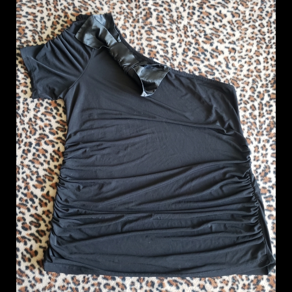 One shoulder ruched black stretch bow Torrid top